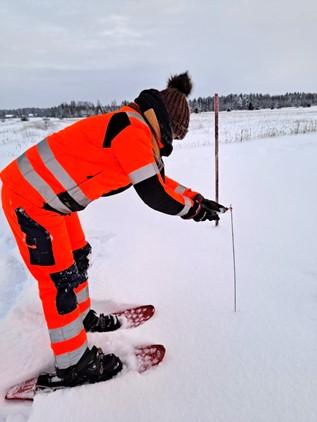 Lumigradienttimenetelmässä lumipeitteestä otetaan kaasunäytteitä metallisen pillin avulla ruiskuihin
