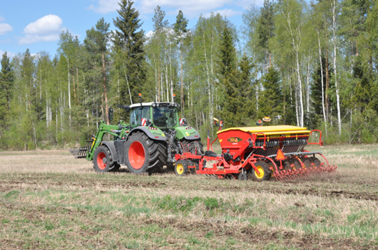 Suorakylvökoneessa on niin suuri vannaspaino, jotta kylvö täysin muokkaamattomaan maahan onnistuu. Varsinkin alkuvaiheessa on kiinnitettävä huomiota rikkakasvien torjuntaan.