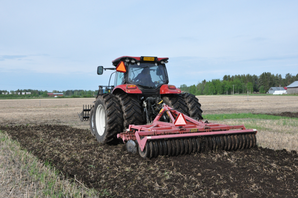 Turvemaan kevytmuokkausta lautasmuokkaimella 