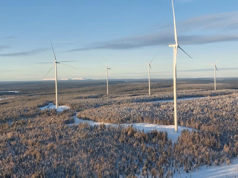 Tuulivoimaloita talvisessa maisemassa