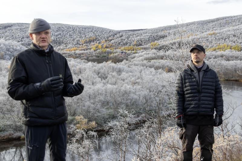 Jaakko Erkinaro ja Hans Pieski jokikävelyllä