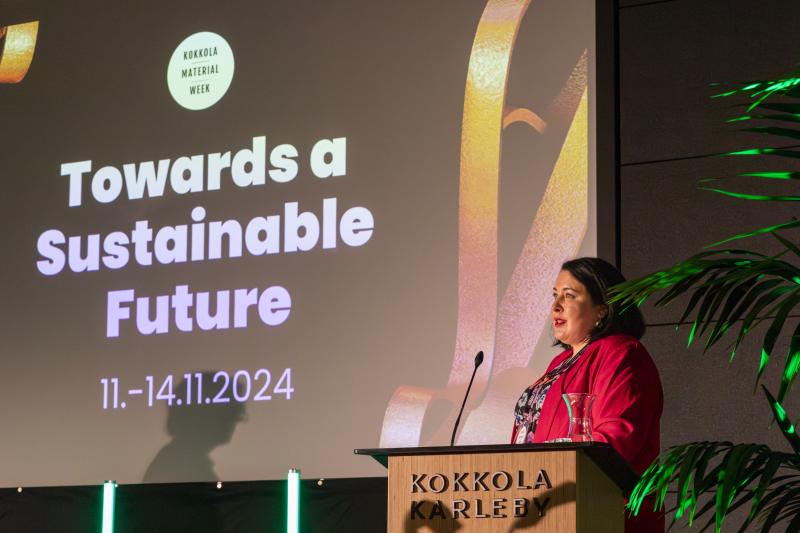 Luken erikoistutkija Susan Kunnas esiintyy BioKokkola-päivillä puhujanpöntön takana.