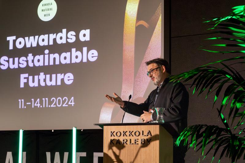 Lumenen Alain Mavon puhuu puhujapöntössä BioKokkola-päivillä.