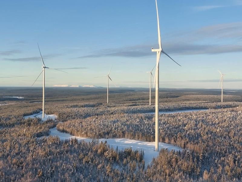 Näkymä Sallan ja Hirvasniemen paliskuntien raja-alueelle sijoittuvasta Nuolivaaran tuulipuistosta Pyhätunturin suuntaan.