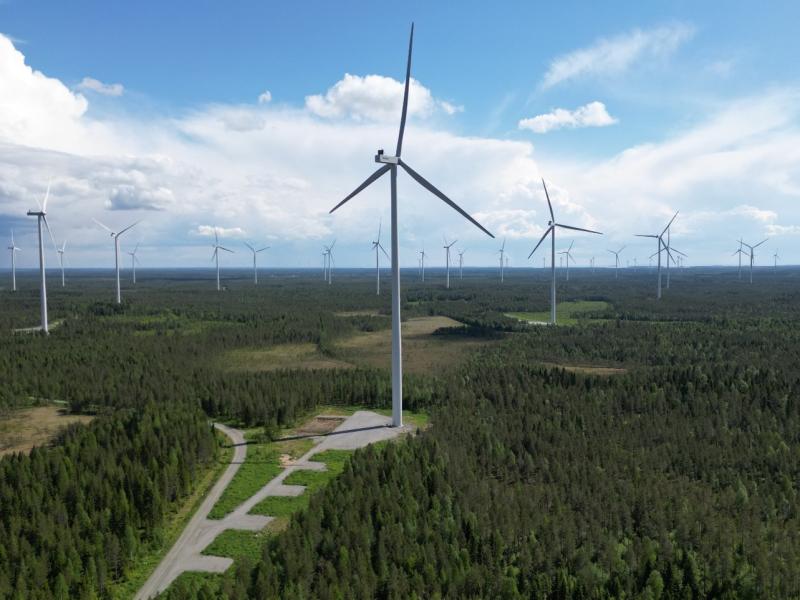 Näkymä Isosydänmaan paliskuntaan sijoittuvasta Sarvisuon tuulipuistosta.