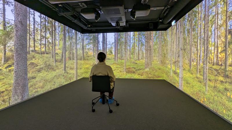 ihminen istuu VirtuLabin keskellä