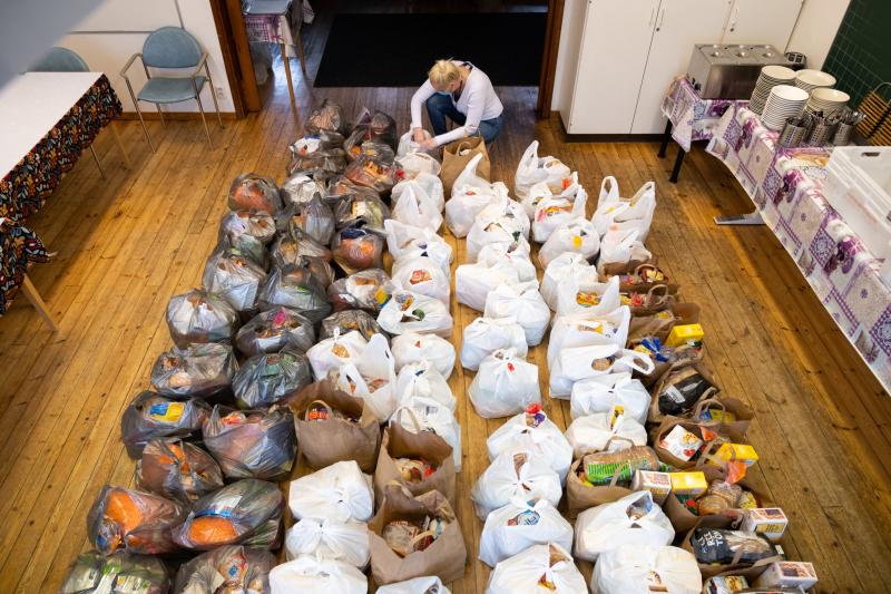 Ruoka-avussa jaettavia tuotteita pakataan Espoon Ankkurissa. 