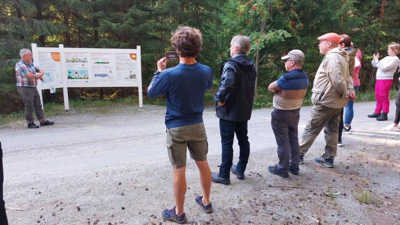 Punkaharjun tutkimuspuisto, infotaulu ja ihmisiä