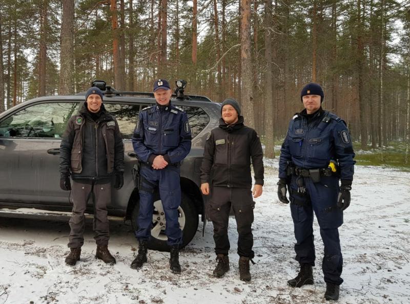Vanhempi konstaapeli, rikosrylikomisario, erävalvontapäällikkö ja erätarkastaja metsässä.