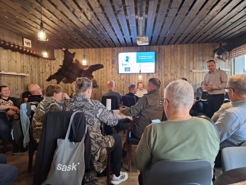 Ihmisiä kuuntelemassa SusiLIFE-hankkeen esittelyä kokoushuoneessa.