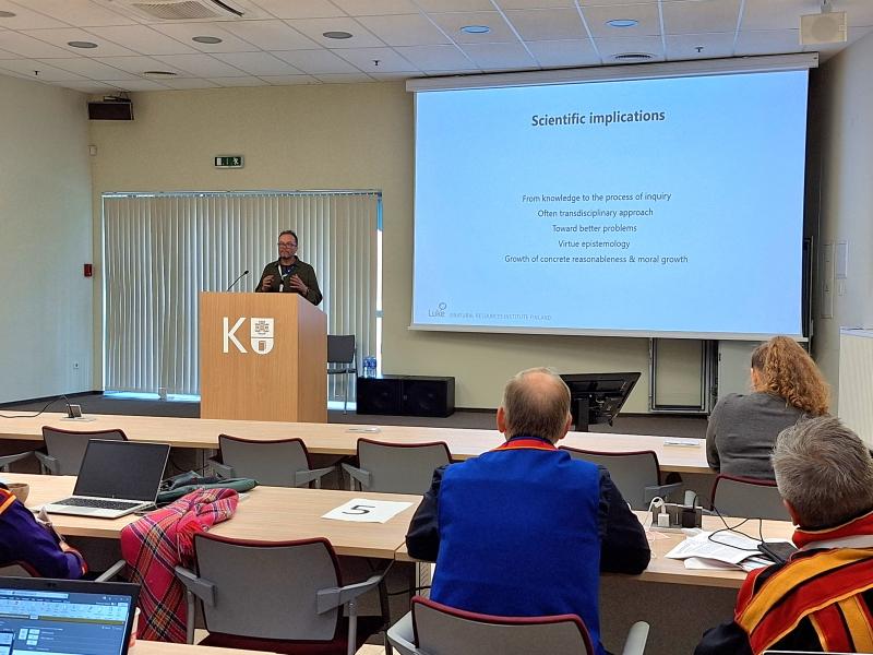 Juha Hiedanpää puhuu ICES:n kokouksessa