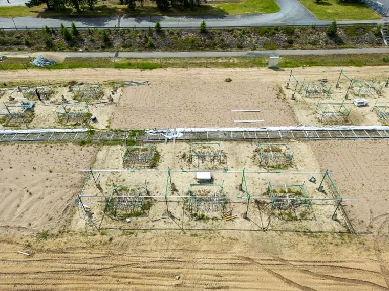 Stressitestikenttä koostuu neljästä lohkosta, joiden kunkin sisällä on mahdollista toteuttaa kuusi erilaista lämpötila- ja kastelukäsittelyä. Versoja lämmittävät infrapunalämmittimet on kiinnitetty metallikehikoihin ja juuristoa lämmittävät kaapelit on haudattu maahan.