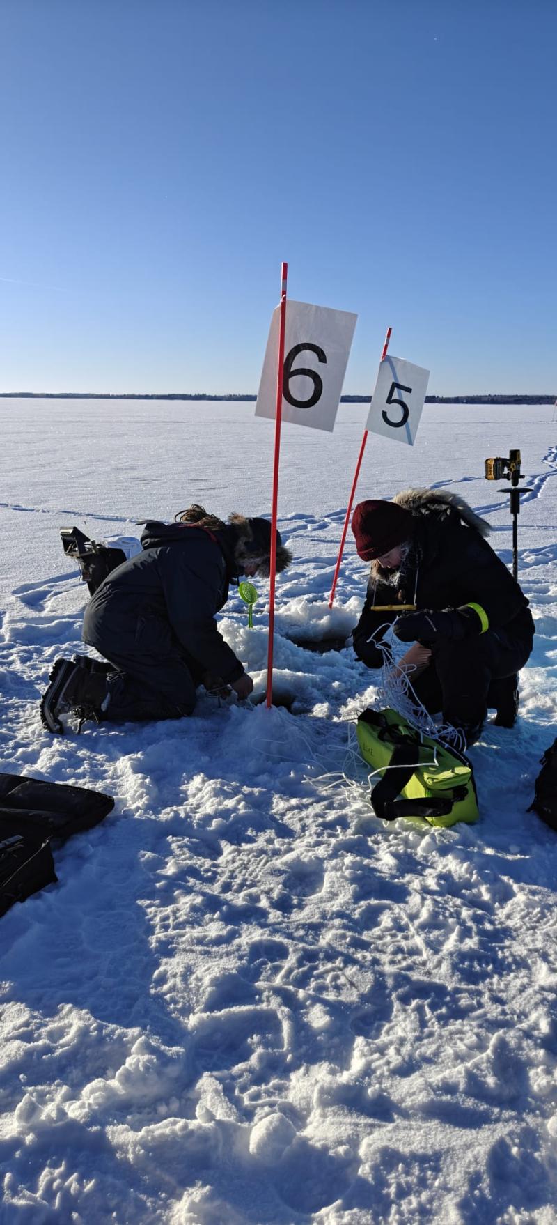 Hydrofonien asennusta Saimaalla