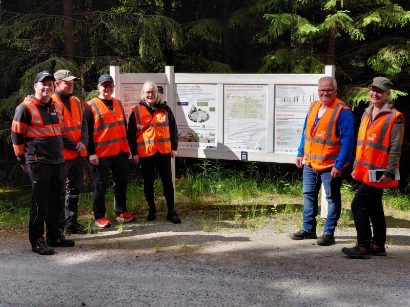tutkijoita ja yhteistyökumppaneita Punkaharjun Tutkimuspuiston Tutkija Tie opasteen varrella 
