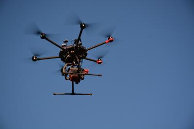 Drooni eli miehittämätön lennokki ilmassa.