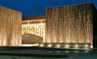 Luken Joensuun toimipaikka, puurakenteinen Metla-talo iltavalaistuksessa.