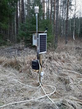 Säätä mittavaa asema tien varrella.