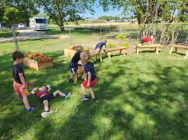 Lapset leikkivät nurmikolla