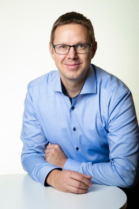 Tutkimusprofessori Matti Pastell henkilökuvassa vaaleansininen kauluspaita päällä ja katsoo kameraan hymyillen.