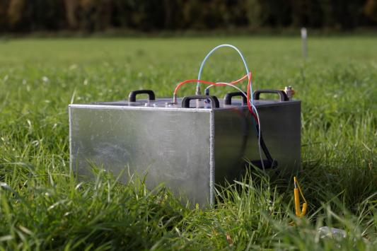 Niin kutsutussa pimeämittauksessa tutkittava alue suljetaan valoa läpäisemättömän kammion sisään lyhyeksi ajaksi ja CO2, N2O ja CH4:n pitoisuuden muutosta seurataan joko ottamalla kammiosta kaasunäytteitä ja analysoimalla ne myöhemmin kaasukromatografilla tai mittaamalla kaasujen pitoisuuksia suoraan kammiosta kannettavilla kaasuanalysaattoreilla