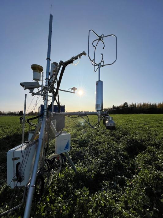 Tutkittaessa kasvihuonekaasupäästöjä peltomittakaavassa käytetään pyörrekovarianssimenetelmää, jossa kasvihuonekaasujen vuo lasketaan pystysuoran tuulennopeuden ja samanaikaisesti tapahtuvan kaasun pitoisuuden yhteismuutoksesta 