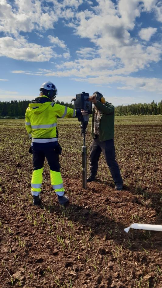 Pohjavesiputken asentaminen turvepellolle moottorikairan avulla. Pellon pohjavedenpinnan tasoa voidaan pohjavesiputkesta mitata jatkuvatoimisilla pohjavesiantureilla tai manuaalisesti lukemalla eri tekniikoilla. 