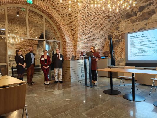 ihmisiä neuvotteluhuoneessa