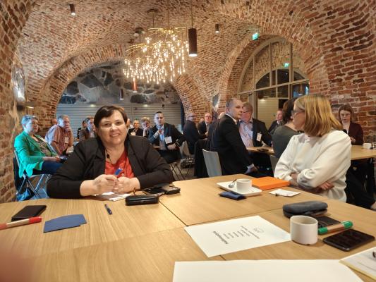 ihmisiä neuvotteluhuoneessa