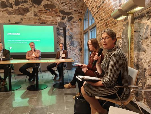 Ministeri Sari Essayah istumassa seminaarissa