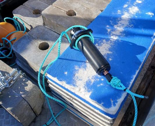 akustinen vastaanotin veneessä